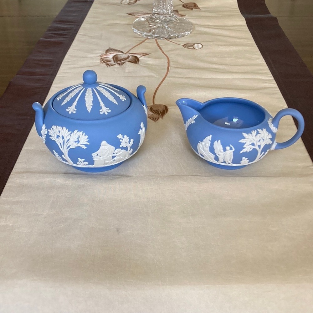 Wedgwood Jasperware White on Royal Blue Creamer and Covered Sugar Bowl - England - Picture 4 of 5